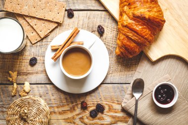 Kahvaltı evde kahve ahşap tablo