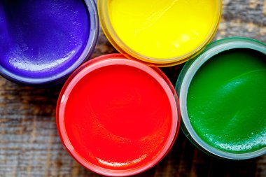 ahşap bir zemin üzerine guaş kutular