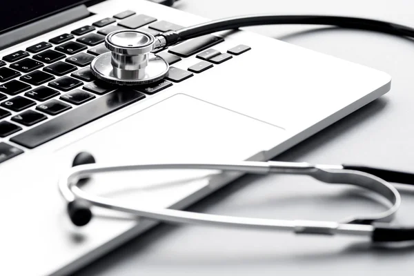 kavram - bilgisayar gri arka plan üzerinde tanılama resmi