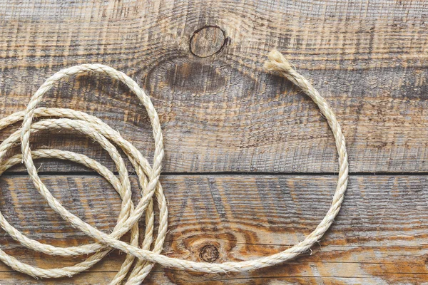 Touw spiraalsnoer op een houten tafel — Stockfoto