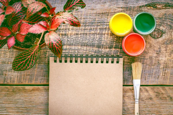 Pintor de local de trabalho com tinta guache e caderno aberto — Fotografia de Stock