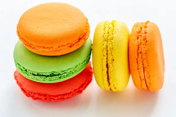 Bunte und leckere französische Macarons auf weißem Hintergrund — Stockfoto