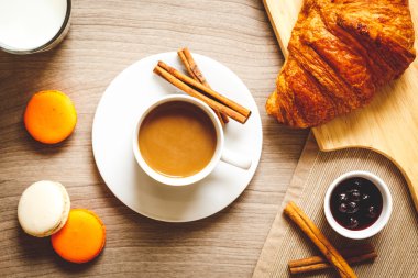 tatlı kahvaltı kahve, kurabiye ve kruvasan ahşap tablo