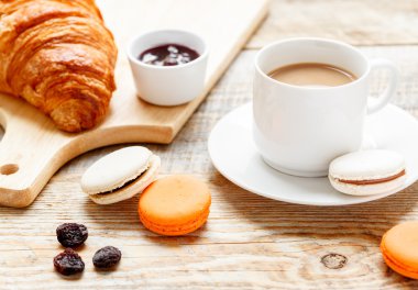 tatlı kahvaltı kahve, kurabiye ve kruvasan ahşap tablo