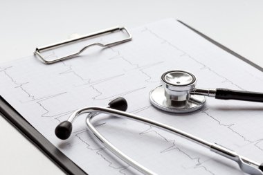 izole kardiyogram ile beyaz bir arka plan üzerinde yeni stetoskop