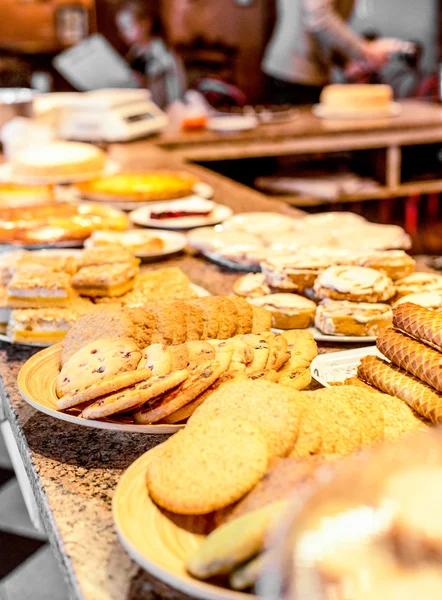 Verschillende soorten zelfgemaakte cookies op platen — Stockfoto