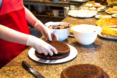 ev yapımı çikolata sünger kek pişirme