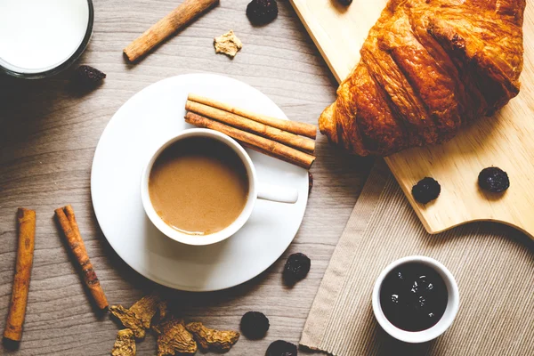 Desayuno con café y croissants sobre mesa de madera — Foto de Stock