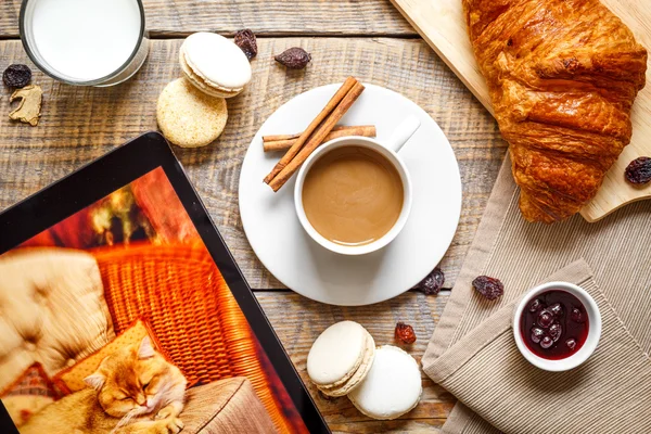 Desayuno en casa en mesa de madera con taza de café — Foto de Stock