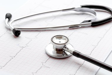 izole kardiyogram ile beyaz bir arka plan üzerinde yeni stetoskop