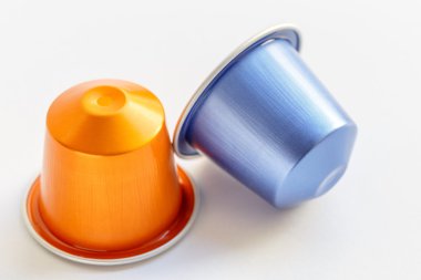 Beyaz arka planda kapsüllü kahve izole edilmiş.