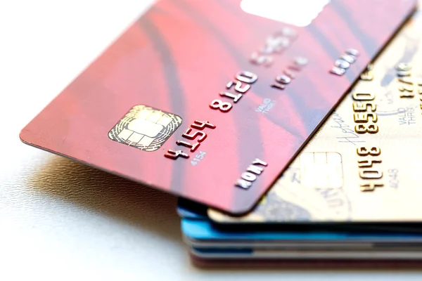 Stapel van Credit Cards op witte achtergrond — Stockfoto