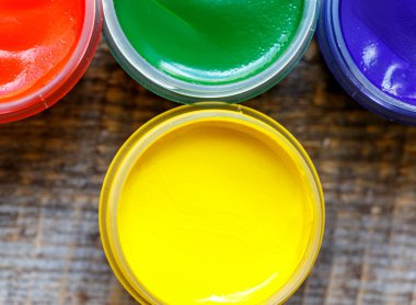 ahşap bir zemin üzerine guaş kutular