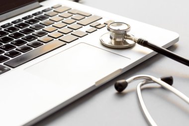 kavram - bilgisayar gri arka plan üzerinde tanılama resmi