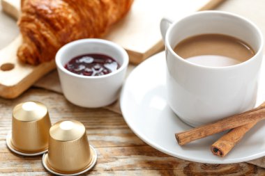 Kahvaltı evde kahve ve kruvasan ahşap tablo