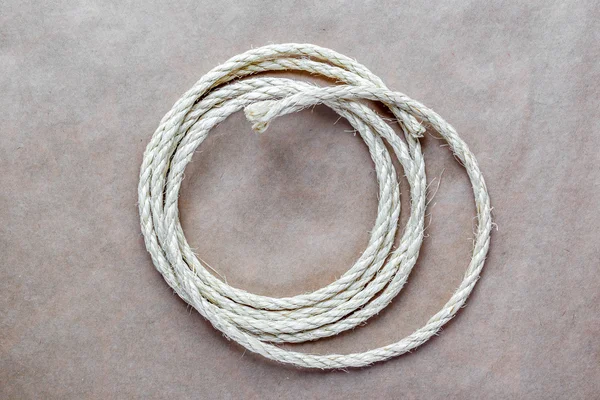 Мотузка зібрана на крафт-папері на фоні — стокове фото