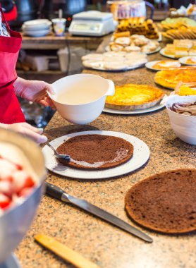 Çikolatalı kek pişirme işlemi