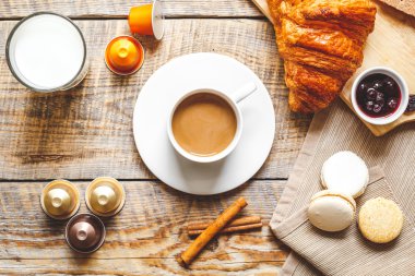Kahvaltı evde kahve ahşap tablo