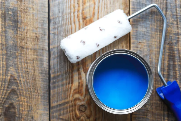 Pittura a casa con può vernice blu su sfondo di legno — Foto Stock