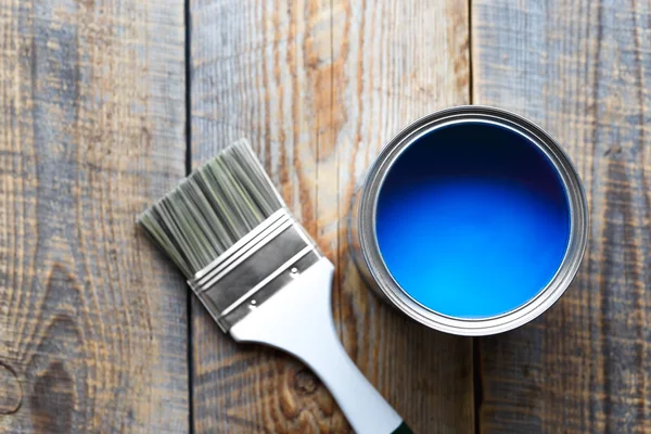 Pittura a casa con può vernice blu su sfondo di legno — Foto Stock