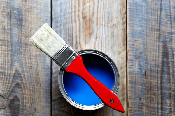 Vaso con vernice blu sullo sfondo in legno vista dall'alto — Foto Stock