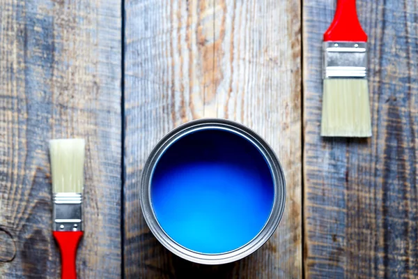 Pittura a casa con può vernice blu su sfondo di legno — Foto Stock