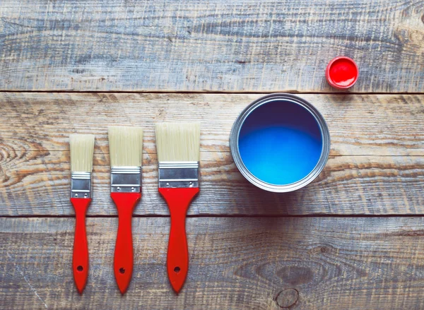 Подготовка концепции для покраски банкой синей краски — стоковое фото
