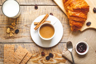 Ahşap masa üstten görünüm üzerinde kruvasan ve kahve Servis Kahvaltı