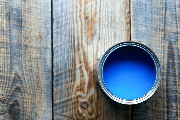 Banco com pintura azul em pé em tábuas de madeira vista superior — Fotografia de Stock
