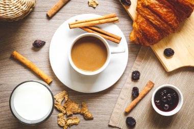 Ahşap masa üstten görünüm üzerinde kruvasan ve kahve Servis Kahvaltı