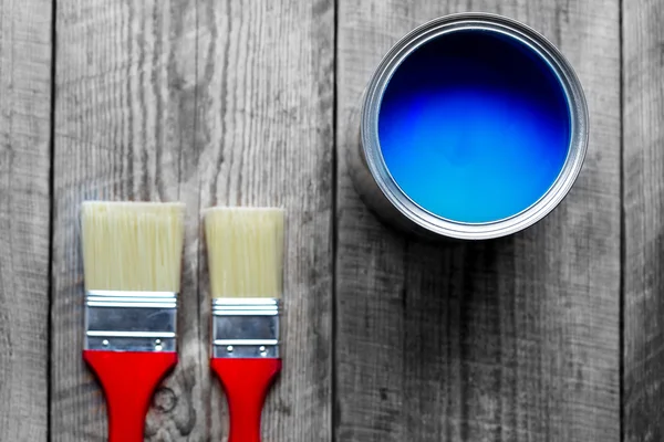 Pittura a casa con può vernice blu su sfondo di legno — Foto Stock