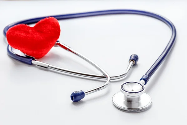 Stetoscopio su sfondo bianco con cuore peluche — Foto Stock