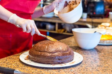 Çikolatalı kek pişirme işlemi