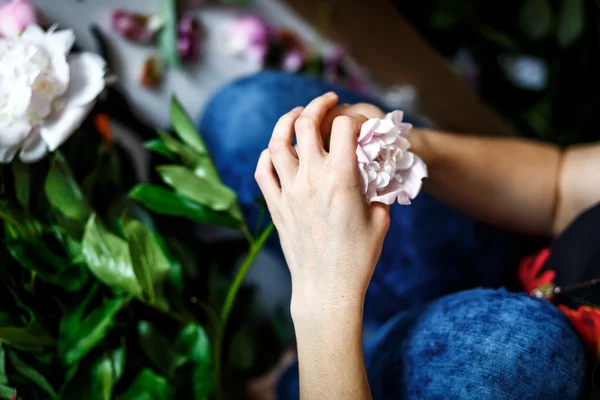 Floristería haciendo un ramo de peonías — Foto de Stock