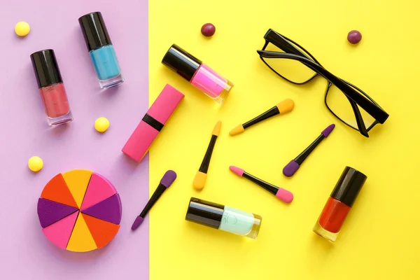 Sarı ve mor arka plan üstten görünüm sette makyaj