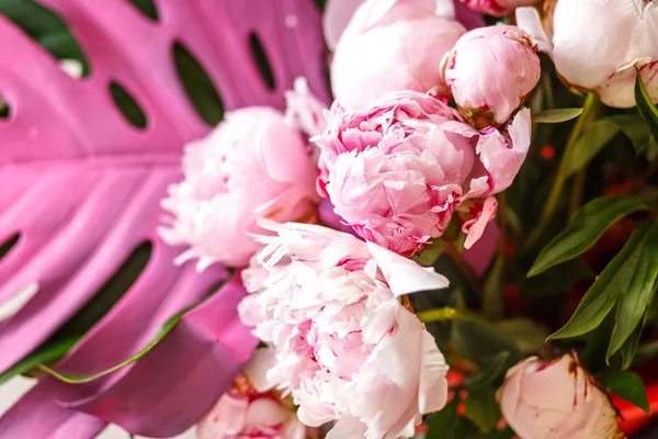 Bouquet de pivoines en atelier — Photo