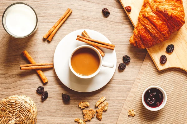 Desayuno en casa en mesa de madera con taza de café — Foto de Stock