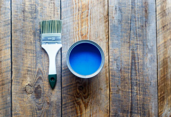 Pittura con può vernice blu su sfondo di legno vista dall'alto — Foto Stock