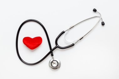 hayat stetoskop peluş kalp beyaz zemin üzerine kavramı