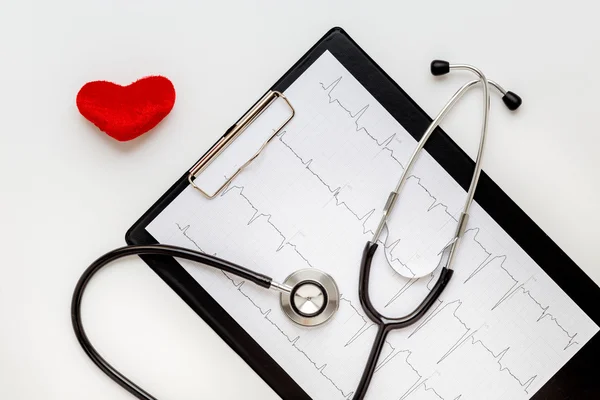 A fehér háttér, plüss szív és cardiogram sztetoszkóp — Stock Fotó