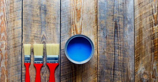 Concetto di preparazione per la pittura con lattina di vernice blu — Foto Stock