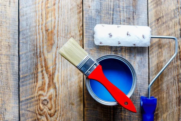 Preparação para pintura com lata de pintura azul vista superior — Fotografia de Stock