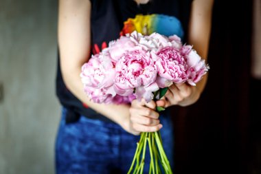 Çiçekçi peonies bouguet yapma