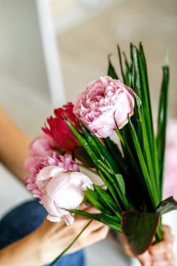 Çiçekçi peonies bouguet yapma yakın çekim