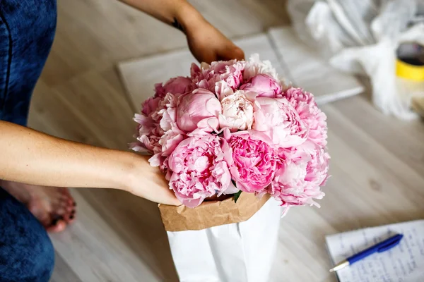 Bloemist maken een bouguet van pioenrozen — Stockfoto