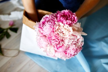 Çiçekçi peonies bouguet yapma