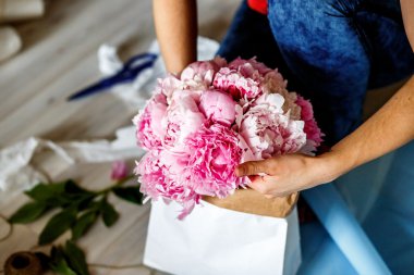 Çiçekçi peonies bouguet yapma