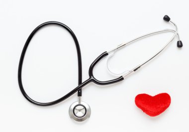 stetoskop peluş kalp üstten görünüm beyaz zemin üzerine