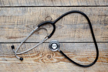 ahşap masa izole üstten görünüm üzerinde yeni stetoskop