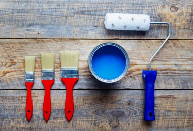 mavi boya ve fırça üstten görünüm kutu ile boyama